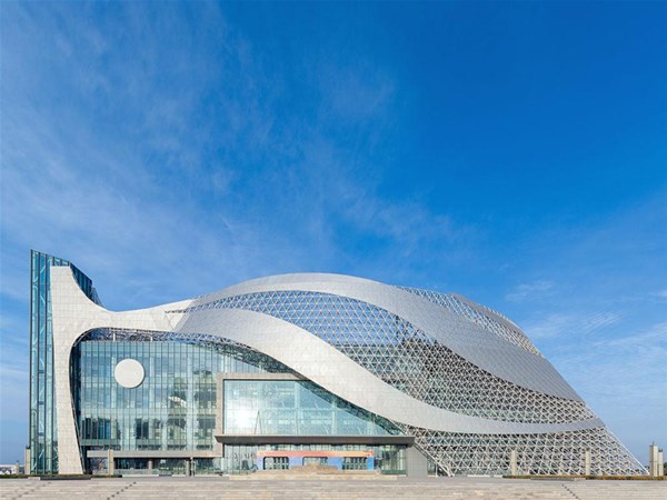钢结构建筑与传统建筑的使用性对比哪个更强